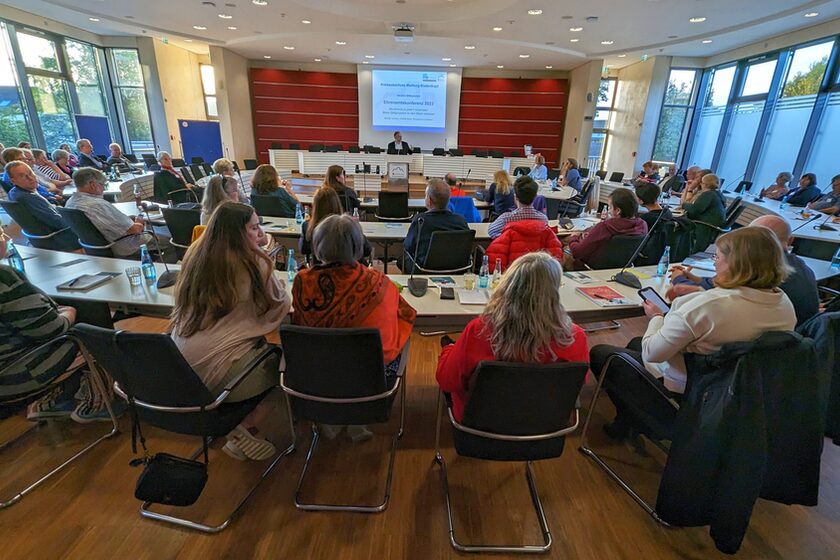 Teilnehmer und Teilnehmerinnen der Ehrenamtskonferenz im Sitzungssaal des Kreishauses in Marburg